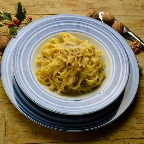 Pasta Mit Walnüssen Und Weissem Trüffelöl