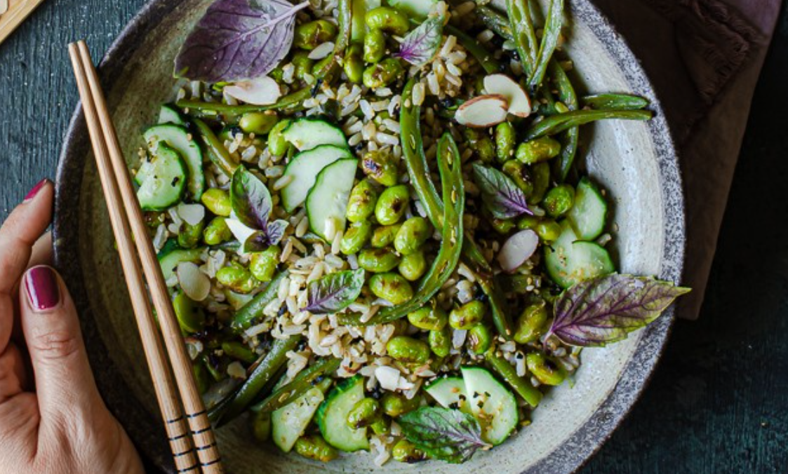 Benvolio.bio Salade De Riz D'Été Façon Asiatique Avec Légumes Croquants Et Vinaigrette Shoyu-Sésame Assemblage Final