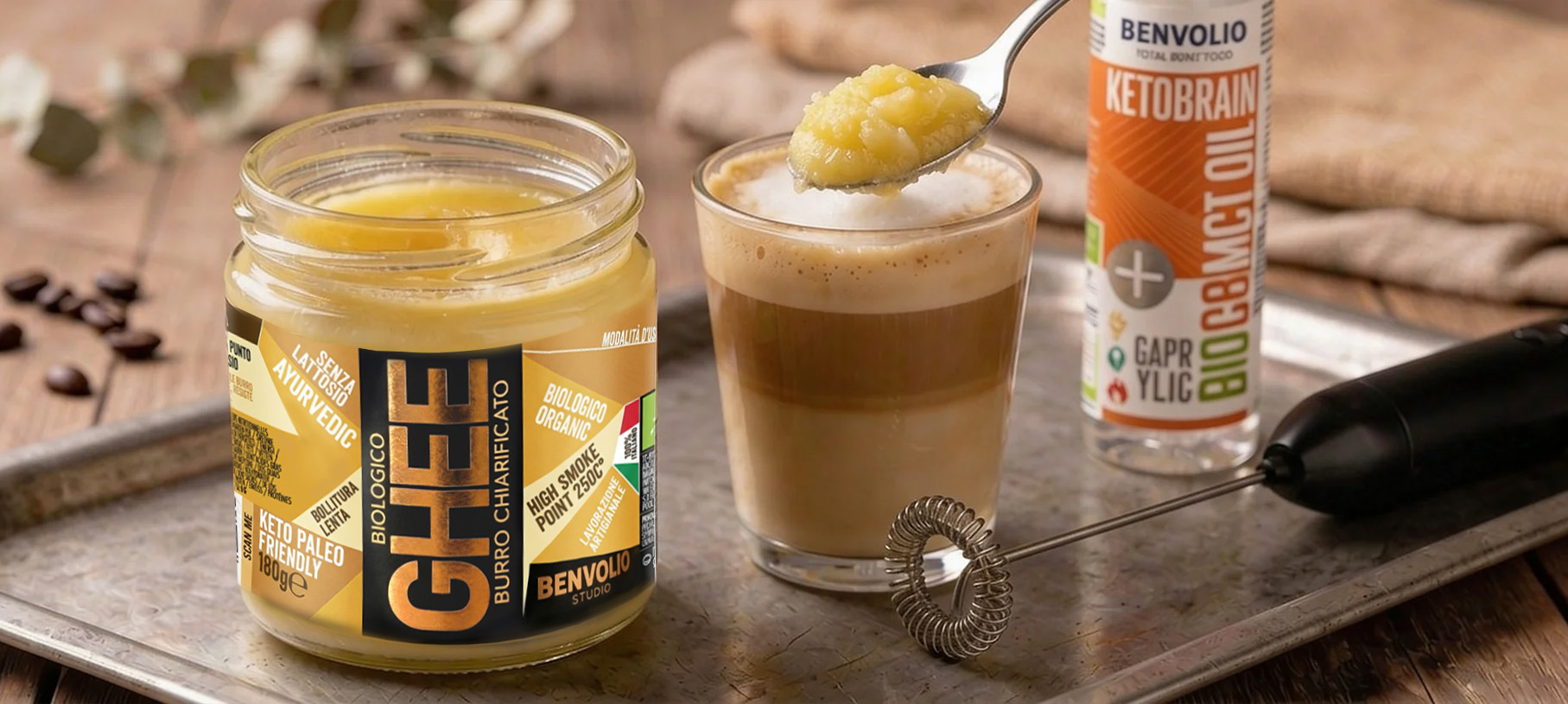 Vasetto Di Ghee Biologico Benvolio Dorato E Cremoso, Burro Chiarificato Di Alta Qualità Su Superficie In Legno Naturale